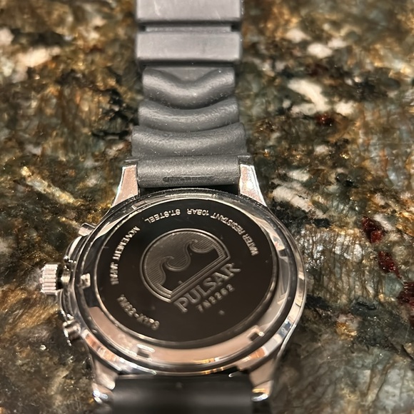 Men’s Pulsar Chronograph 100M watch. Blue and red bezel. EUC. Brand new battery! - Picture 3 of 4